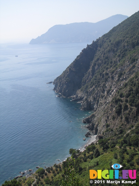 SX19682 View to sea near Vernazza, Cinque Terre, Italy